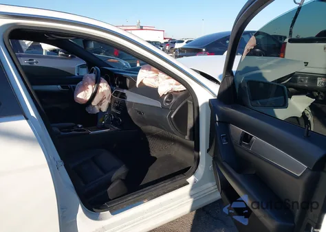 2012 Mercedes-Benz C 250 Sport z USA, uszkodzony, nr VIN WDDGF4HB5CR220797